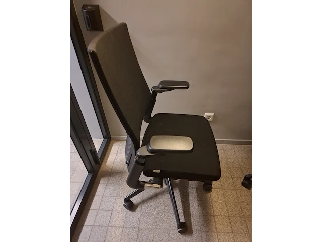 Belcel, jaloeziekasten en bureaustoelen - afbeelding 13 van  24