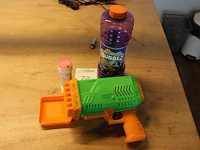 Bellenblaasmachine met bellenblaas. - afbeelding 1 van  2