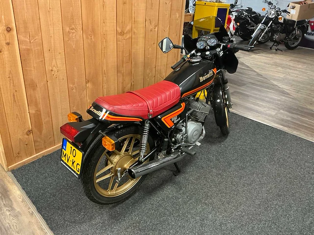 Benelli 125 sport motorfiets - afbeelding 6 van  13