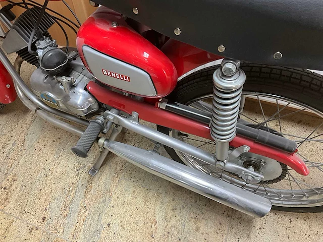 Benelli oldtimer motorfiets - afbeelding 8 van  9