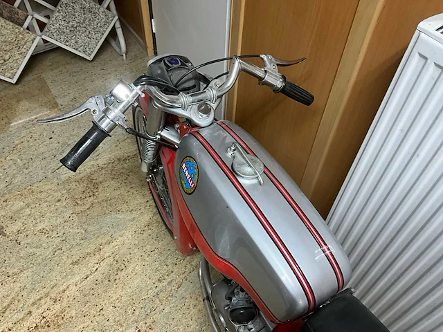 Benelli oldtimer motorfiets - afbeelding 9 van  9