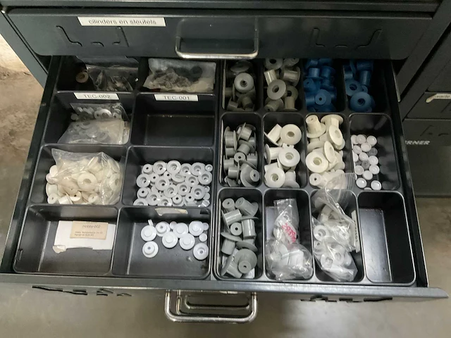 Berner meubel met bevestigingsmateriaal voor campers - afbeelding 5 van  31