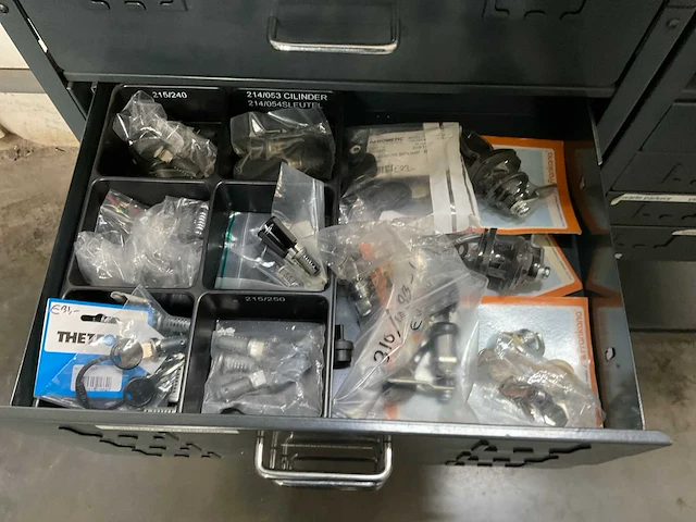 Berner meubel met bevestigingsmateriaal voor campers - afbeelding 6 van  31