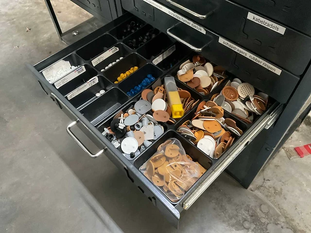 Berner meubel met bevestigingsmateriaal voor campers - afbeelding 13 van  31