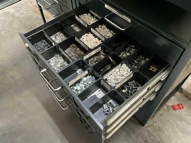 Berner meubel met bevestigingsmateriaal voor campers - afbeelding 15 van  31