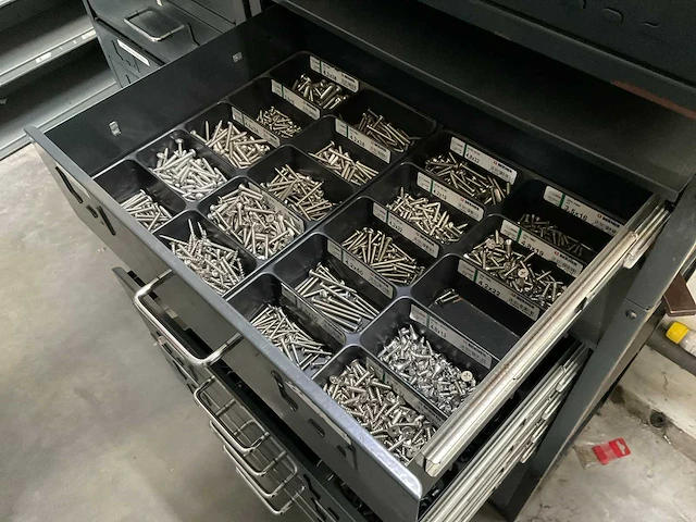 Berner meubel met bevestigingsmateriaal voor campers - afbeelding 17 van  31