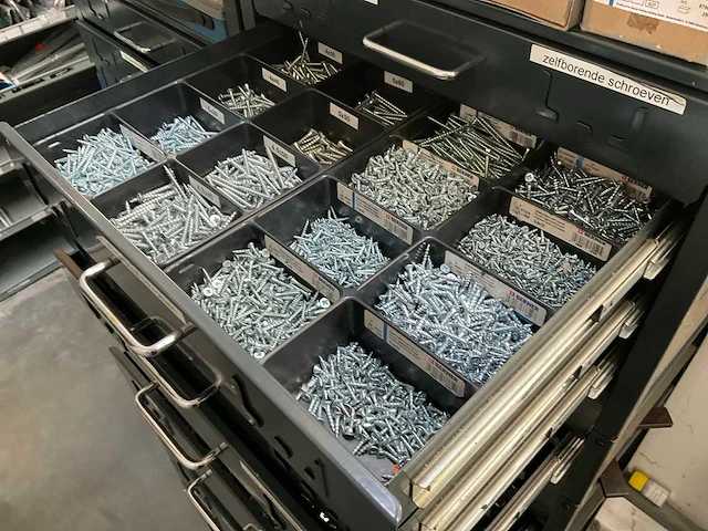 Berner meubel met bevestigingsmateriaal voor campers - afbeelding 20 van  31