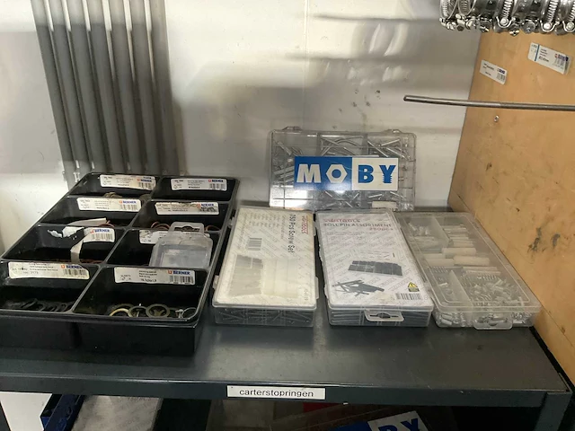 Berner meubel met bevestigingsmateriaal voor campers - afbeelding 29 van  31
