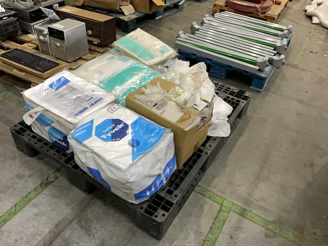 Beschermde wegwerp kleding - afbeelding 1 van  6