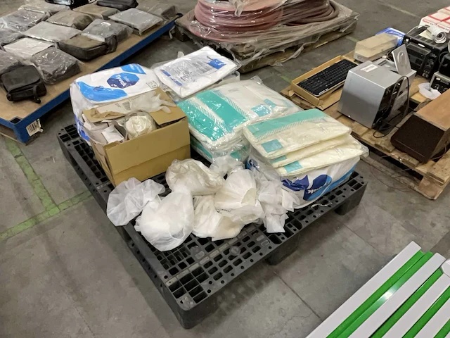 Beschermde wegwerp kleding - afbeelding 2 van  6
