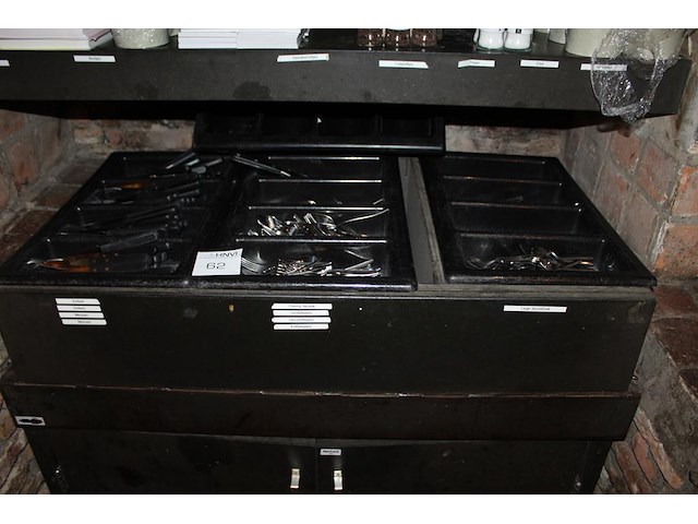 Bestek in drie bestekbakken waaronder messen vorken en lepels. - afbeelding 1 van  2