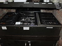 Bestek in drie bestekbakken waaronder messen vorken en lepels. - afbeelding 1 van  2