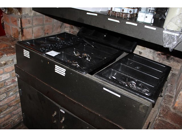 Bestek in drie bestekbakken waaronder messen vorken en lepels. - afbeelding 2 van  2