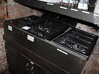 Bestek in drie bestekbakken waaronder messen vorken en lepels. - afbeelding 2 van  2