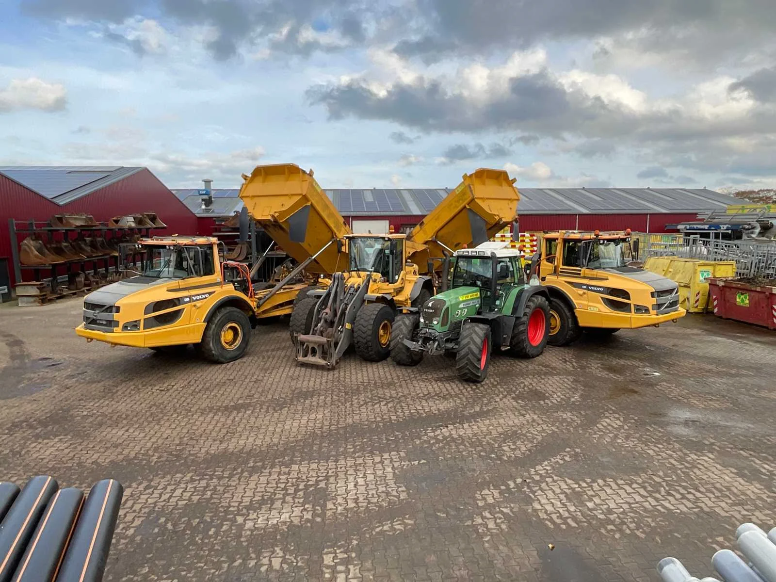 Betoncentrale, grondverzetmachines, uitrustingsstukken, containers en vrachtwagens Betoncentrale, grondverzetmachines, uitrustingsstukken, containers en vrachtwagens