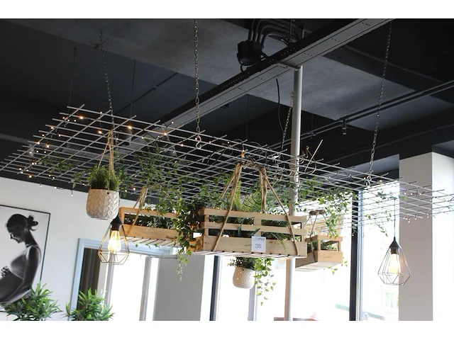 Betongaasmat met decoratiematerialen waaronder houten kratten, twee hanglampen en kunstplanten. afmeting 12... - afbeelding 1 van  2