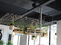 Betongaasmat met decoratiematerialen waaronder houten kratten, twee hanglampen en kunstplanten. afmeting 12... - afbeelding 1 van  2