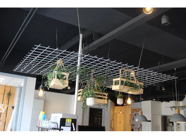 Betongaasmat met decoratiematerialen waaronder houten kratten, twee hanglampen en kunstplanten. afmeting 12... - afbeelding 2 van  2