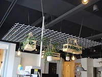 Betongaasmat met decoratiematerialen waaronder houten kratten, twee hanglampen en kunstplanten. afmeting 12... - afbeelding 2 van  2