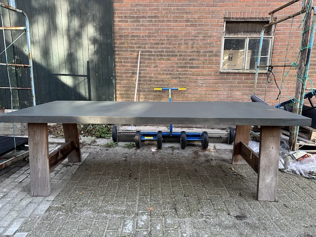 Betonlook tuintafel teakhouten poten zwaar 250x100x77 cm - afbeelding 1 van  6