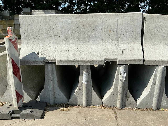 Betonnen afzetting (44,00 mtr) (ongebruikt) - afbeelding 1 van  18