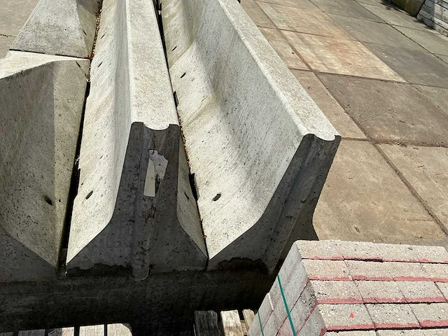 Betonnen afzetting (44,00 mtr) (ongebruikt) - afbeelding 12 van  18