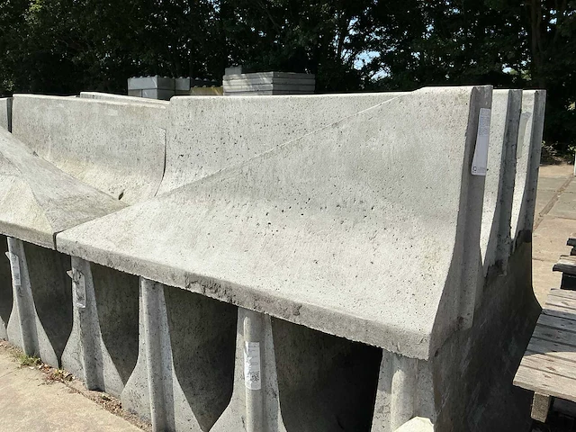 Betonnen afzetting (44,00 mtr) (ongebruikt) - afbeelding 14 van  18