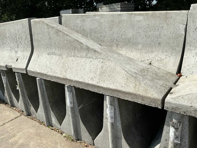Betonnen afzetting (44,00 mtr) (ongebruikt) - afbeelding 15 van  18