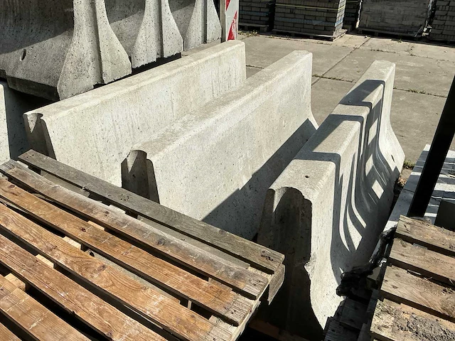 Betonnen afzetting (44,00 mtr) (ongebruikt) - afbeelding 18 van  18
