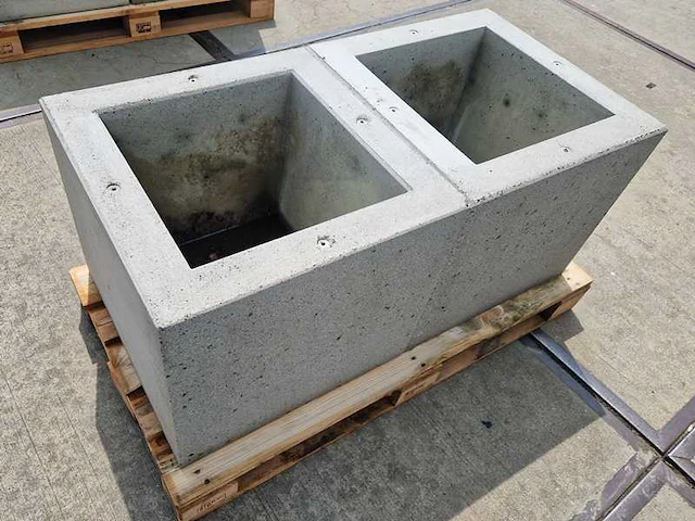 Betonnen bloembakken ( 2 stuks) - afbeelding 1 van  2