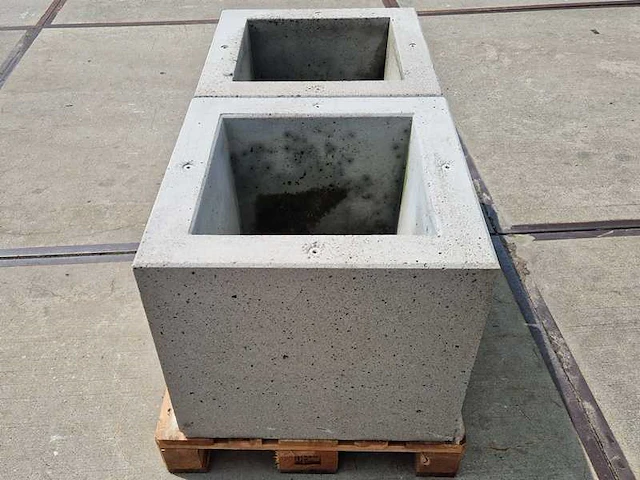 Betonnen bloembakken (2 stuks) - afbeelding 2 van  2