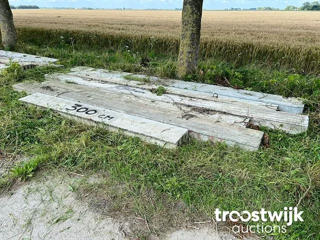 Betonnen kanaalplaat - afbeelding 1 van  8