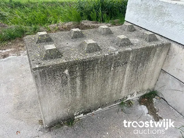 Betonnen ‘lego’ blok - afbeelding 1 van  4