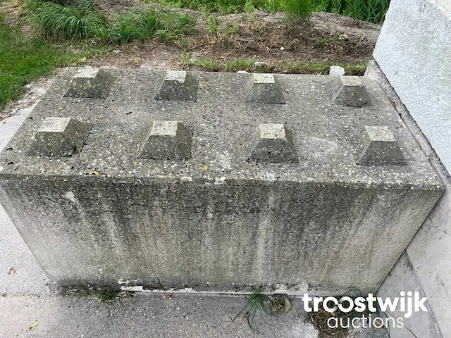 Betonnen ‘lego’ blok - afbeelding 2 van  4