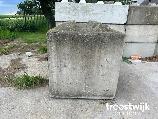 Betonnen ‘lego’ blok - afbeelding 4 van  4
