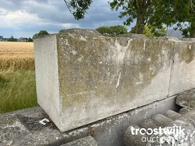Betonnen ‘lego’ blok - afbeelding 1 van  8