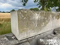Betonnen ‘lego’ blok - afbeelding 1 van  8