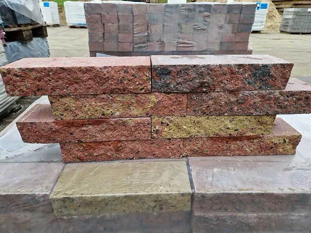 Betonnen muurblokken (ca. 420 stuks) - afbeelding 2 van  2