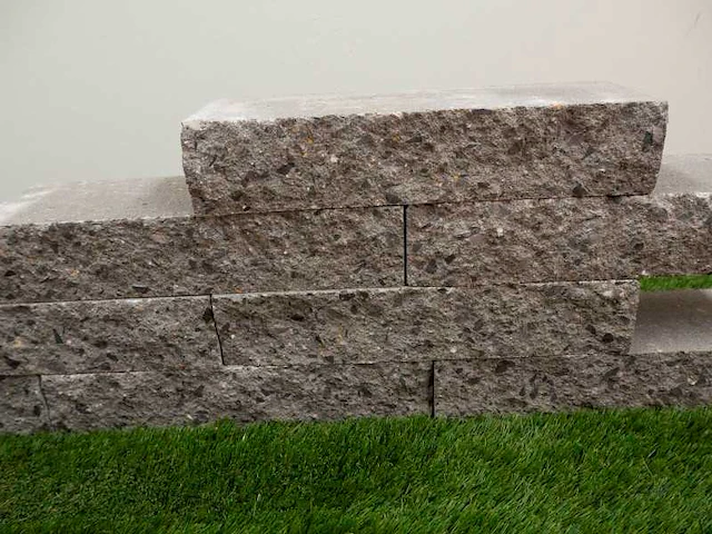 Betonnen muurblokken (ca. 600 stuks) - afbeelding 1 van  3