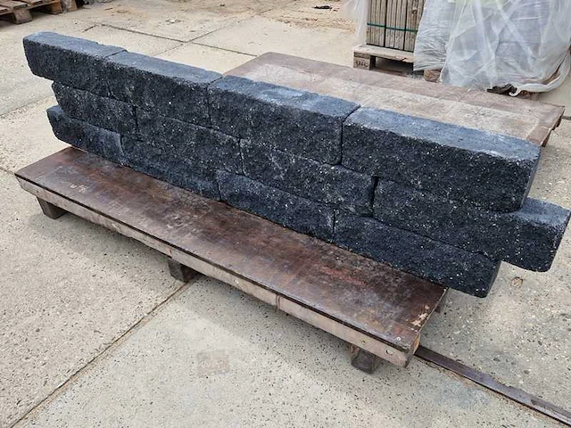 Betonnen muurblokken (ca. 72 stuks) - afbeelding 1 van  3