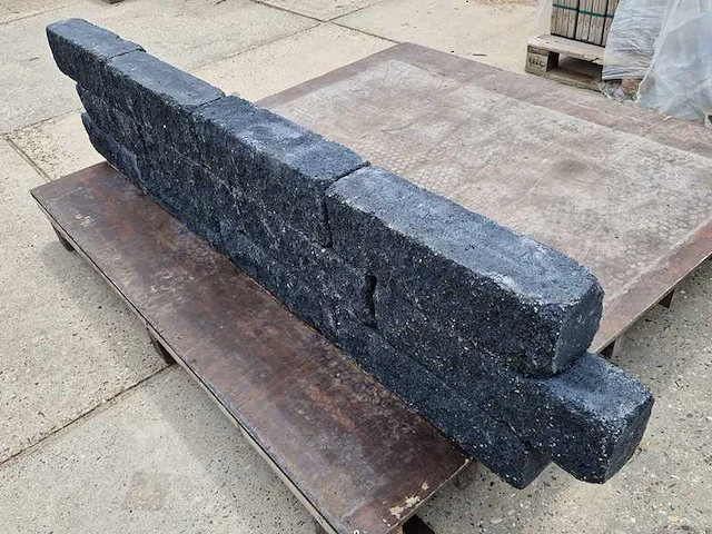 Betonnen muurblokken (ca. 72 stuks) - afbeelding 2 van  3