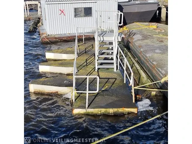 Betonnen ponton met trap - afbeelding 1 van  9