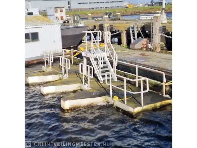 Betonnen ponton met trap - afbeelding 2 van  9