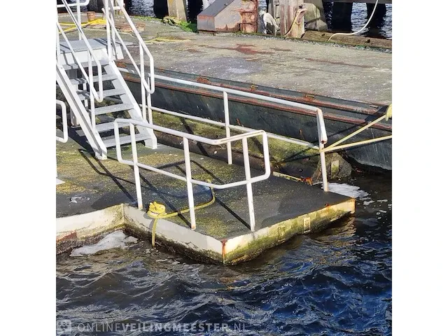 Betonnen ponton met trap - afbeelding 3 van  9