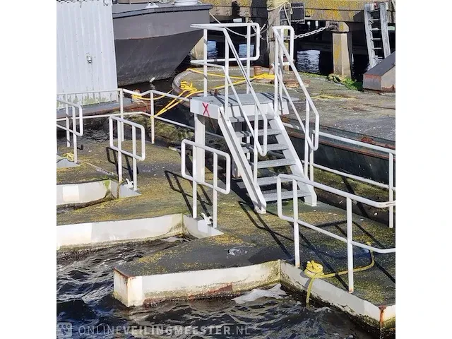 Betonnen ponton met trap - afbeelding 4 van  9