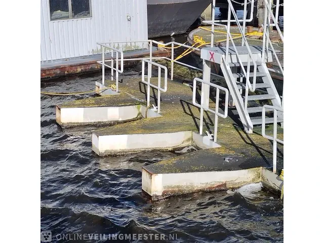 Betonnen ponton met trap - afbeelding 5 van  9