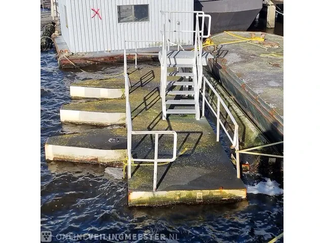 Betonnen ponton met trap - afbeelding 7 van  9