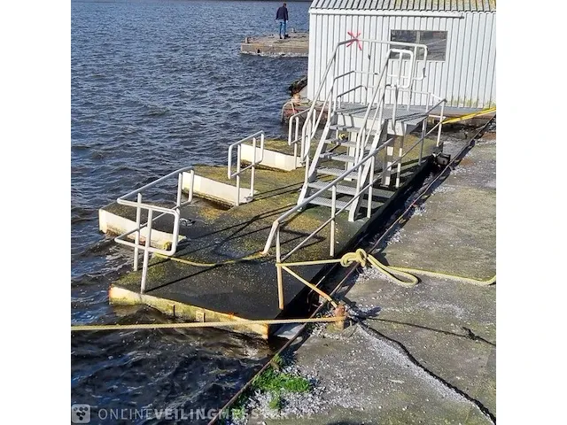 Betonnen ponton met trap - afbeelding 8 van  9