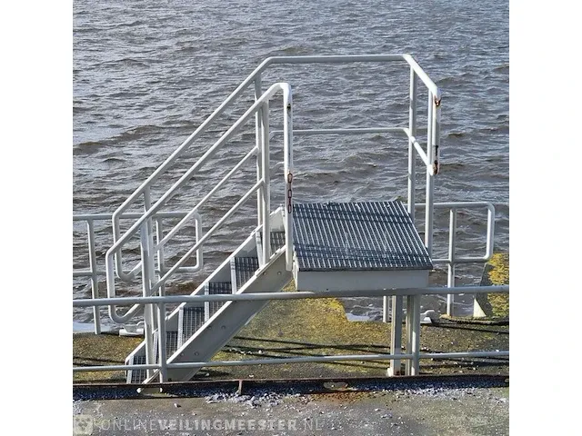 Betonnen ponton met trap - afbeelding 9 van  9