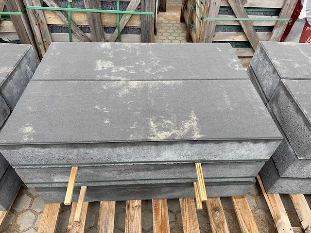 Betonnen traptreden (ca. 20 stuks) - afbeelding 1 van  3